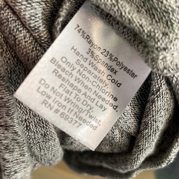 Gray speckled sweater. Size small - Picture 4 of 7